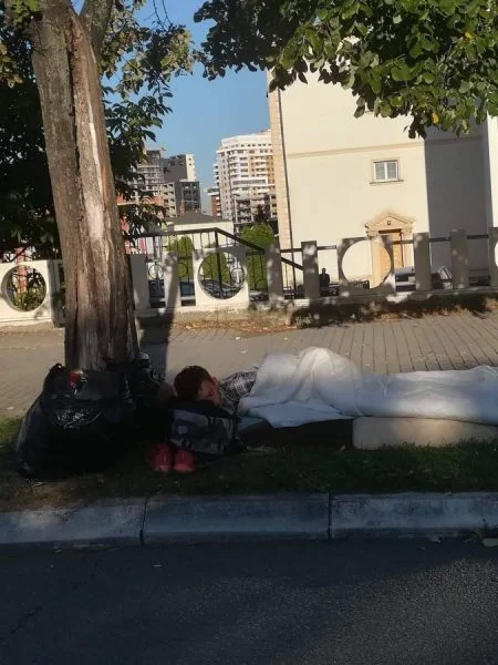Fotografi e dhimbshme, i riu fle në trotuaret e Prishtinës