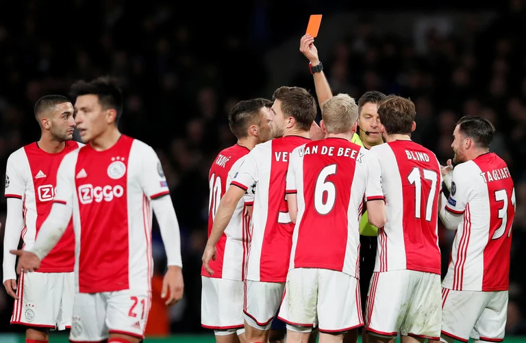 Van de Beek ‘gjunjëzon’ Ajaxin, ylli i shtatë i shitur këtë sezon