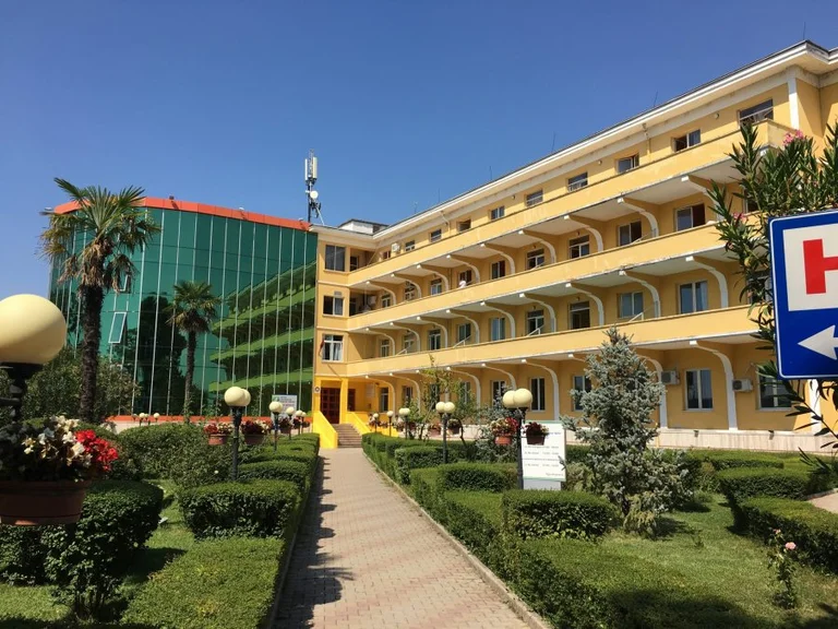 Pacienti me koronavirus në Shqipëri hidhet nga kati i katërt i spitalit