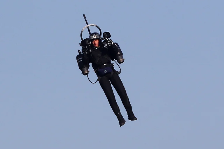 Dy pilotë shohin një njeri duke fluturuar mbi Los Angeles në të njëjtën lartësi me aeroplanët e tyre