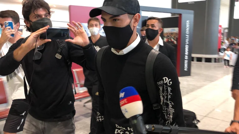 Transferimi i ri i Milanit ateron në aerport: Forza Milan gjithmonë