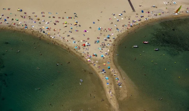 240 persona infektohen në fshatin nudist, 800 të tjerë karantinohen pas festës në tarracë
