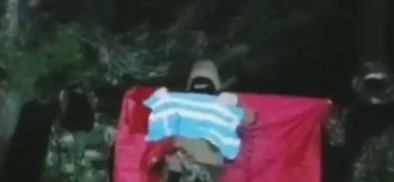 Digjet flamuri grek në Ksamil nga persona të armatosur, të maskuar dhe me veshje ushtarake: Deti është i joni!