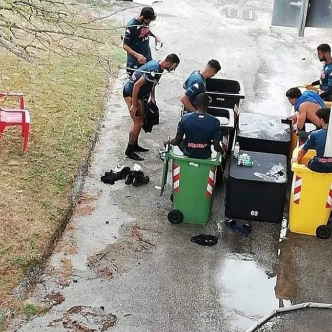 Fansat në histeri pasi dalim pamje të yjeve të Napolit në kazana plehrash, klubi zbulon arsyen