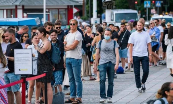Nuk ka maska në Suedi, vazhdon rënia e rasteve të reja prej qershorit