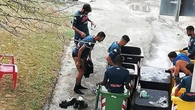 Yjet e Napolit përfundojnë në kontinier te plehrave, klubi shpjegon arsyen