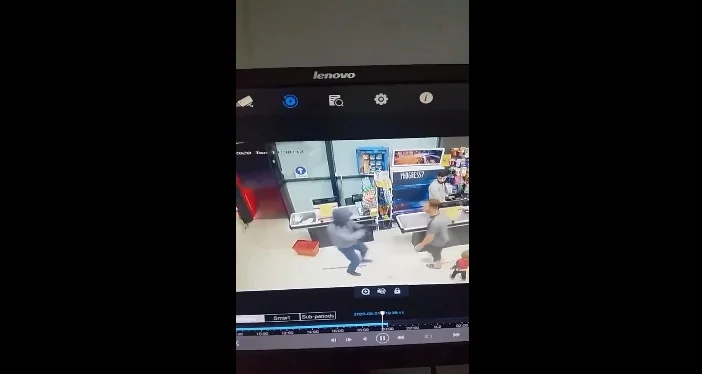 Prishtinë, futet me maskë e me armë për të vjedhur, konsumatori i vërsulet dhe e largon nga marketi
