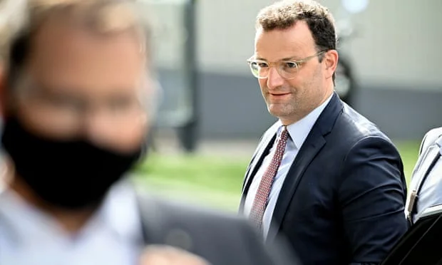 Ministri gjerman i Shëndetësisë pështyhet dhe abuzohet në mënyrë homofobike nga protestuesit
