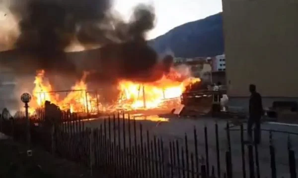 Përfshihet nga zjarri një depo në Prishtinë
