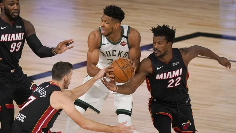 Miami colpisce Milwakeen nella prima semifinale, lo studio OKC per i Rockets