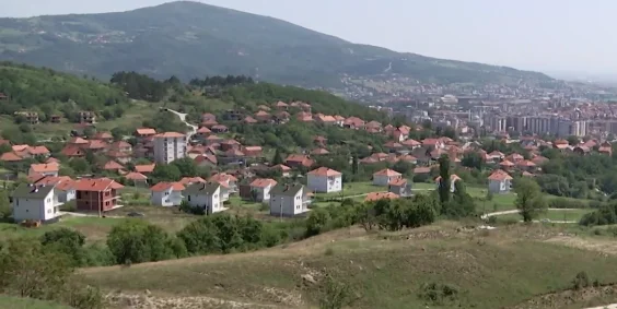 Le gouvernement serbe poursuit la construction dans le nord, albanais à 7 ans ne peut pas construire une maison