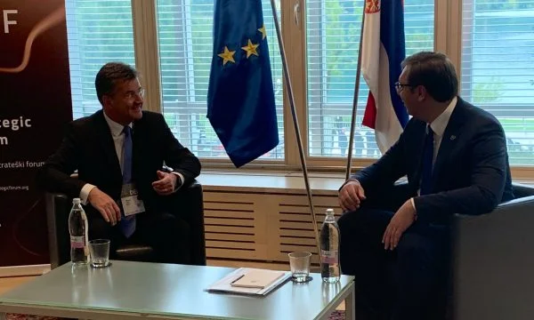 Am Vorabend des 4. September verspricht Lajcak aus der EU Vuciqi ein bedeutendes Versprechen