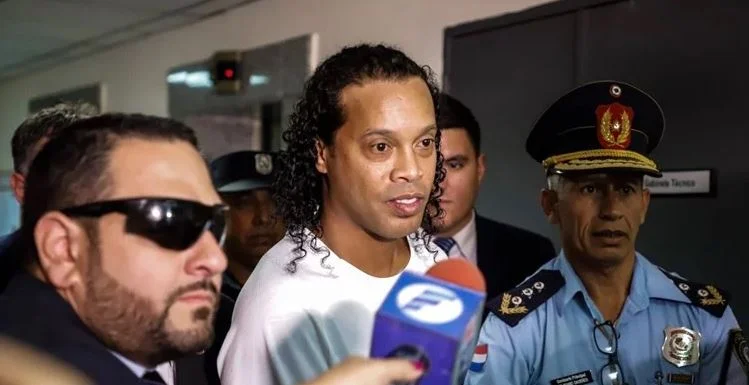Ronaldinhos Albtraum endet, findet er das Geld.