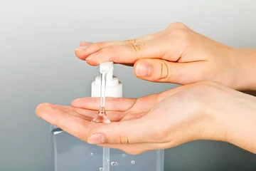 Utilizzando disinfettante a mano è a rischio di portare un virus mortale