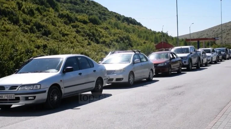 Geblockte Überquerung nach Kapshtica/Bürger warten im Einklang, weil die Test Gültigkeit endet