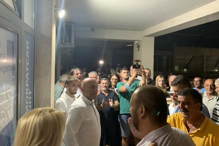 Pro-Serbs conseguir Budva City Consistent