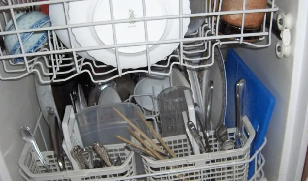 Nunca debe limpiar estos platos en lavavajillas.