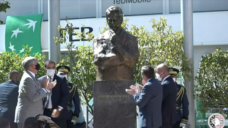 La statue d'un autre politicien américain aidant le Kosovo est découverte à Pristina