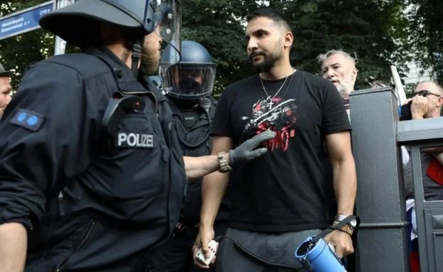 Polizeihand über Protest in Berlin gegen Ovid 19 Einschränkungen
