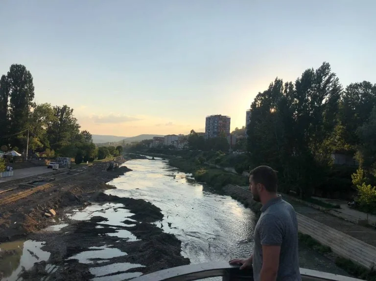 Lushtaku visite le nord de Mitrovica, écrit sur le statut des Albanais là-bas