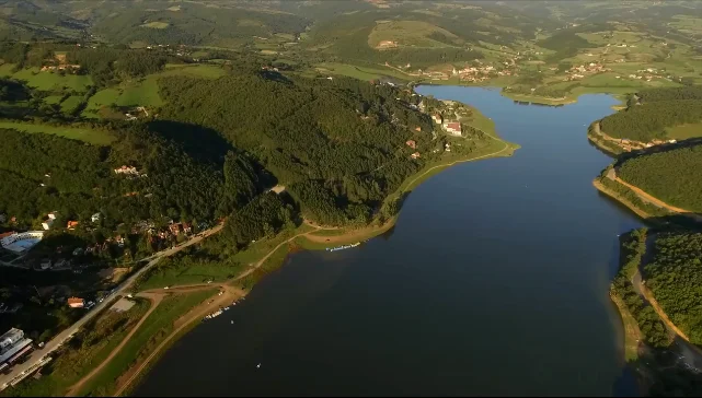 Le Président Thaci promeut la beauté du lac Batlava, les villages environnants