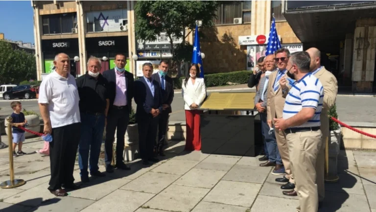 Gedenktabletten entdeckt für den ersten Besuch von US Senatoren in Kosovo
