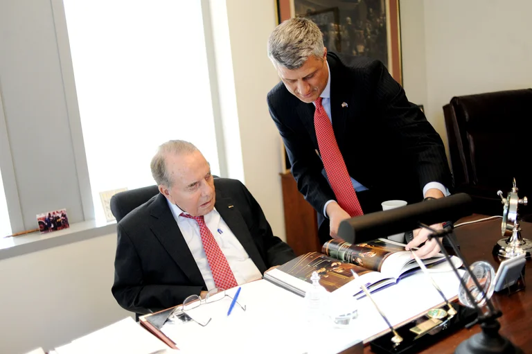 US Senator Bob Dole's Bust in Pristina entdeckt