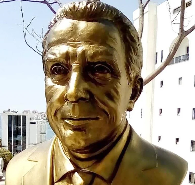 Pacolli festeggia il suo compleanno. Costruiscono busti a Saranda.