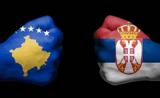 La fédération serbe de boxe reconnaît le Kosovo comme un État : il est sur la tournée internationale Golden Gloves.