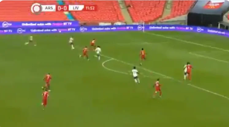 Arsenal secoue Liverpool dans 13 minutes. Aubamyeang vient de marquer un super-héros à distance.