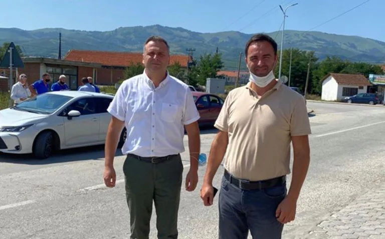Konjufca y Bajqinovci intentan ser multados, usar una barba y máscara codo