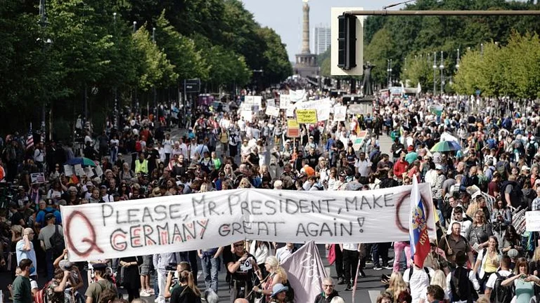 Tausende Skepsis Protest gegen Anti-Dependence-Maßnahmen in Berlin