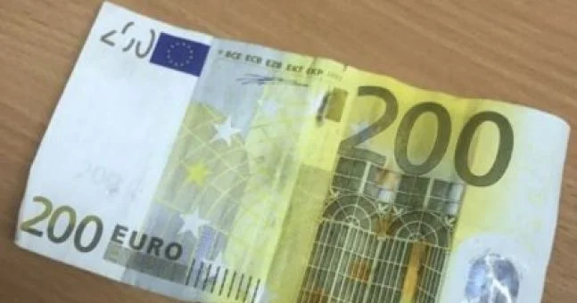 Trovato 200 euro su una strada Pristina, il cittadino li consegna alla polizia