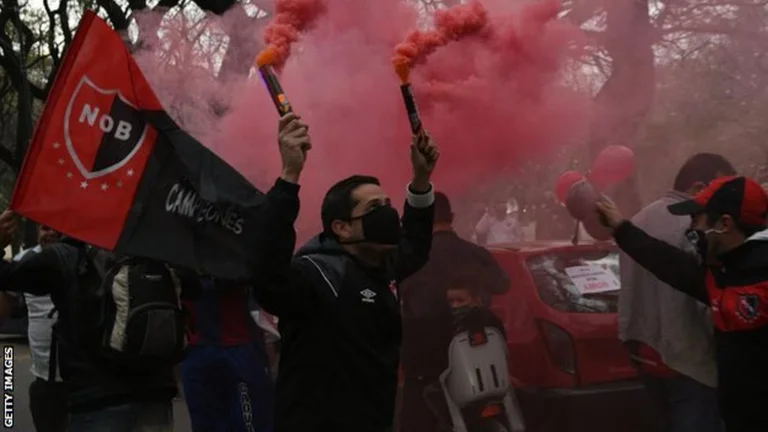 Les fans du club d'enfance Messy défilent dans les rues : Hope to Return
