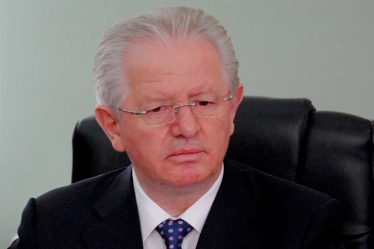 Profesor Skender Hysen: O Skenderbe jubilarse y ver TV