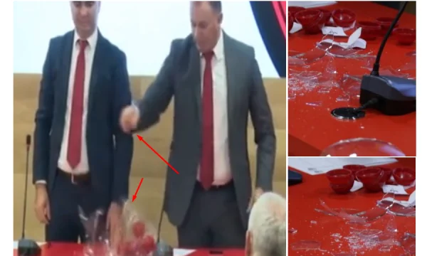 Ein peinlicher Vorfall tritt beim Casting Loss in Albanien auf