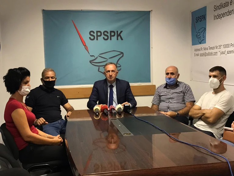 Azemi kritikon deputetët: Ata po vazhdojnë luksin e kompanitë private po falimentojnë