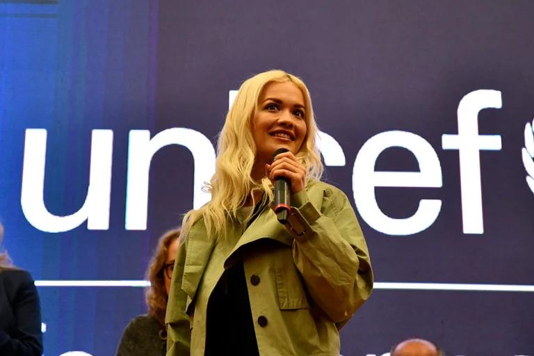 Rita Ora bën thirrje që të mbrohen fëmijët nga COVID–19