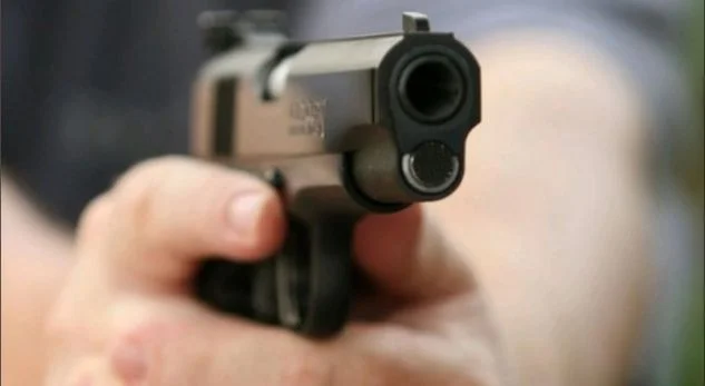 Familja tregon se si 82-vjeçari qëlloi vetën me armë, ia shkaktoi vetës 8 plagë