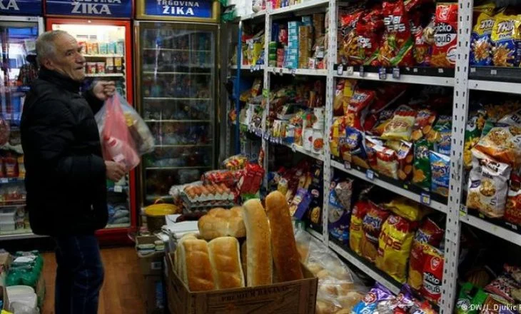 Rast interesant: Dikush po ua paguan borxhet në dyqan të gjithë fshatit, askush nuk e njeh