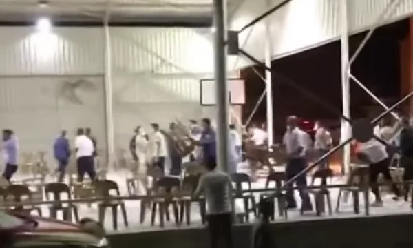 Krushqve nuk iu pëlqeu kënga, dasmorët rrihen me karrige – sulmohet edhe dhëndri