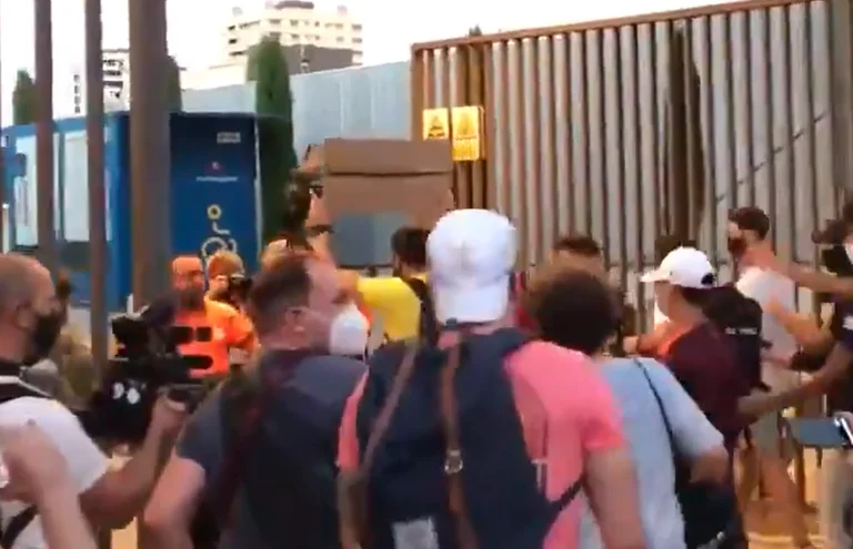 Tensione në Barcelonë, tifozët futen në ‘Camp Nou’
