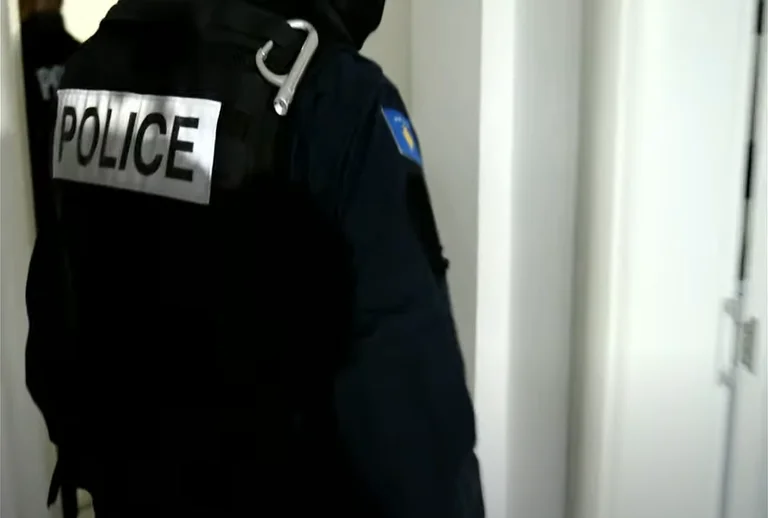 Katër persona të arrestuar në Pejë, dyshohen se kultivonin kanabis