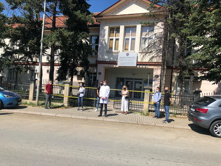 Ministria e Shëndetësisë rrethohet me shiritin “Rrezik”