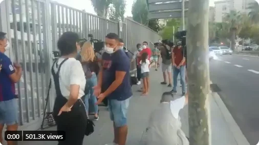 Pamje nga protesta e fansave të Barcelonës jashtë stadiumit, pasi u konfirmua se Messi dëshiron largimin