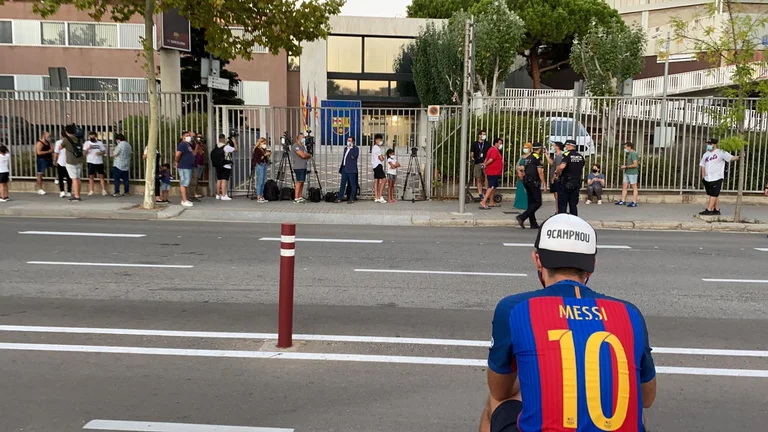 Tifozët e Barcelonas të acaruar, mësyjnë ‘Camp Nou’