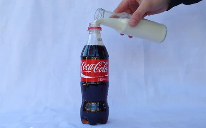 ​Çka ndodh kur i përzieni 10 mijë litra Coca-Cola me sodë bikarbonati?