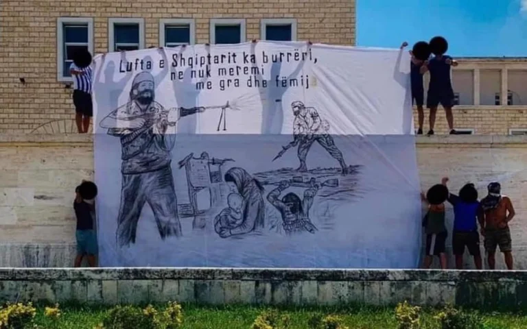 Tifozët shpalosin banerin me Adem Jasharin pranë stadiumit ku luhet ndeshja Tirana-Crvenda Zvezda