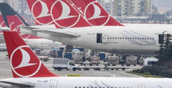 I bie valixhja në flokët e transplantuara, hedh në gjyq ‘Turkish Airlines’-in