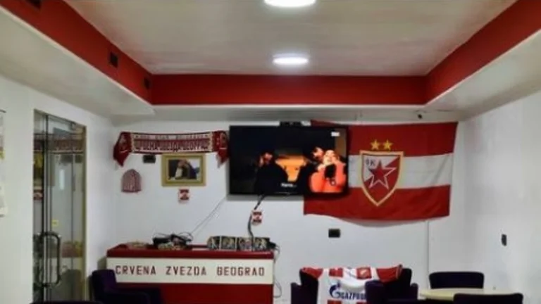 Lokali në zemër të Tiranës i mbushur me simbole të Zvezdës, ekipit me tifozë fashistë anti-shqiptarë
